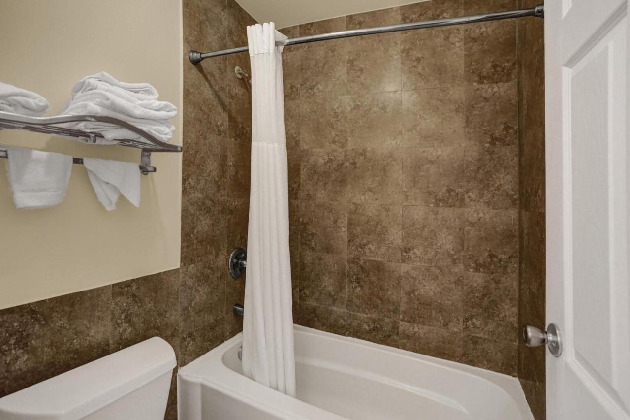 Econo Lodge Inn & Suites Fort Lauderdale North