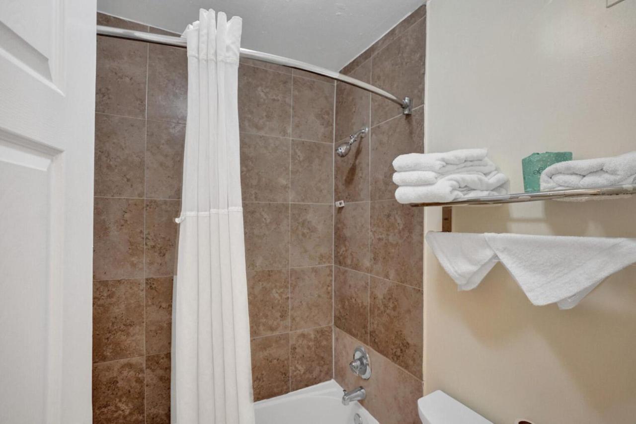 Econo Lodge Inn & Suites Fort Lauderdale North