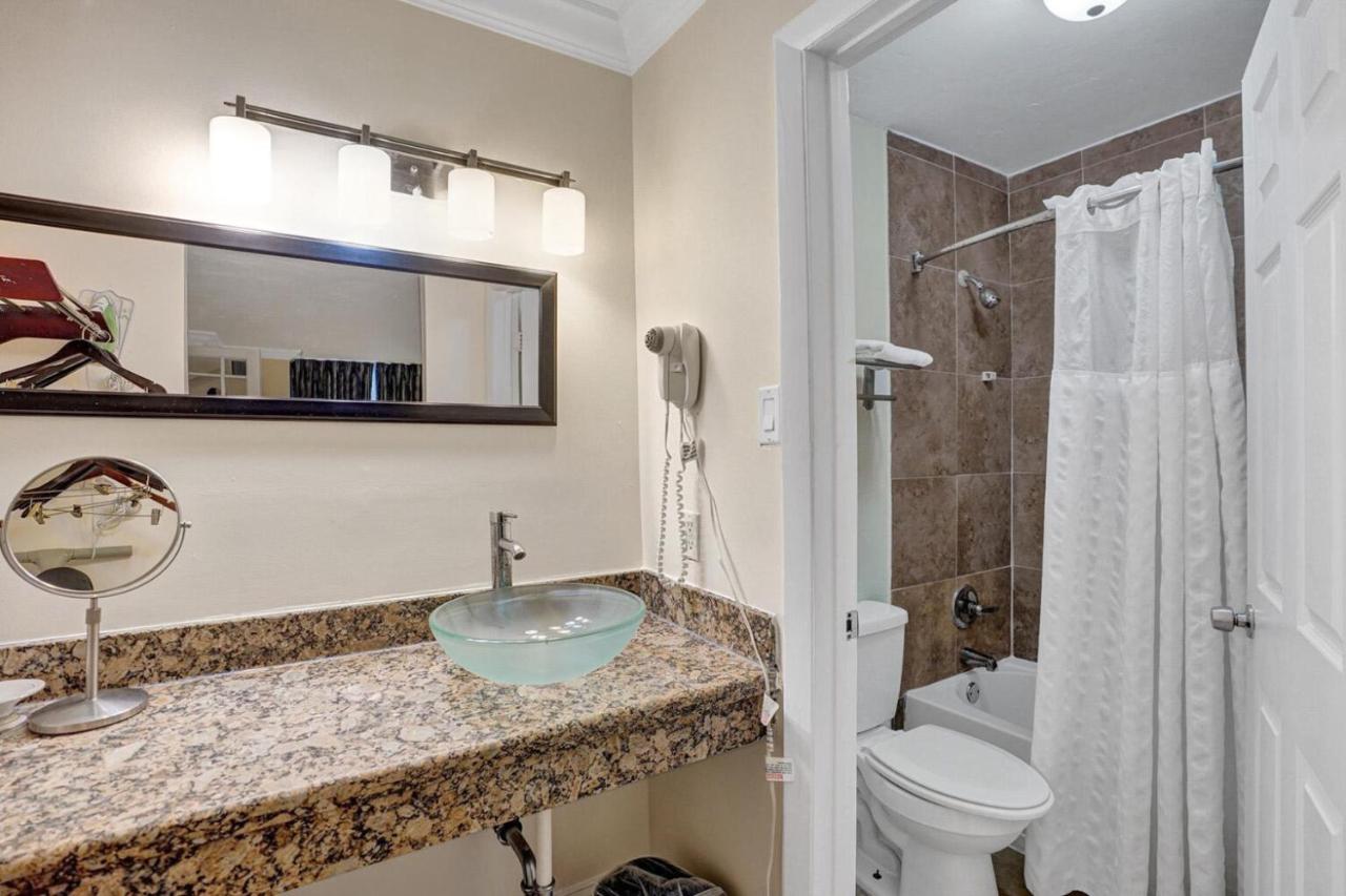 Traditional Suite King Bed Cityside at Econo Lodge Inn & Suites Fort Lauderdale North