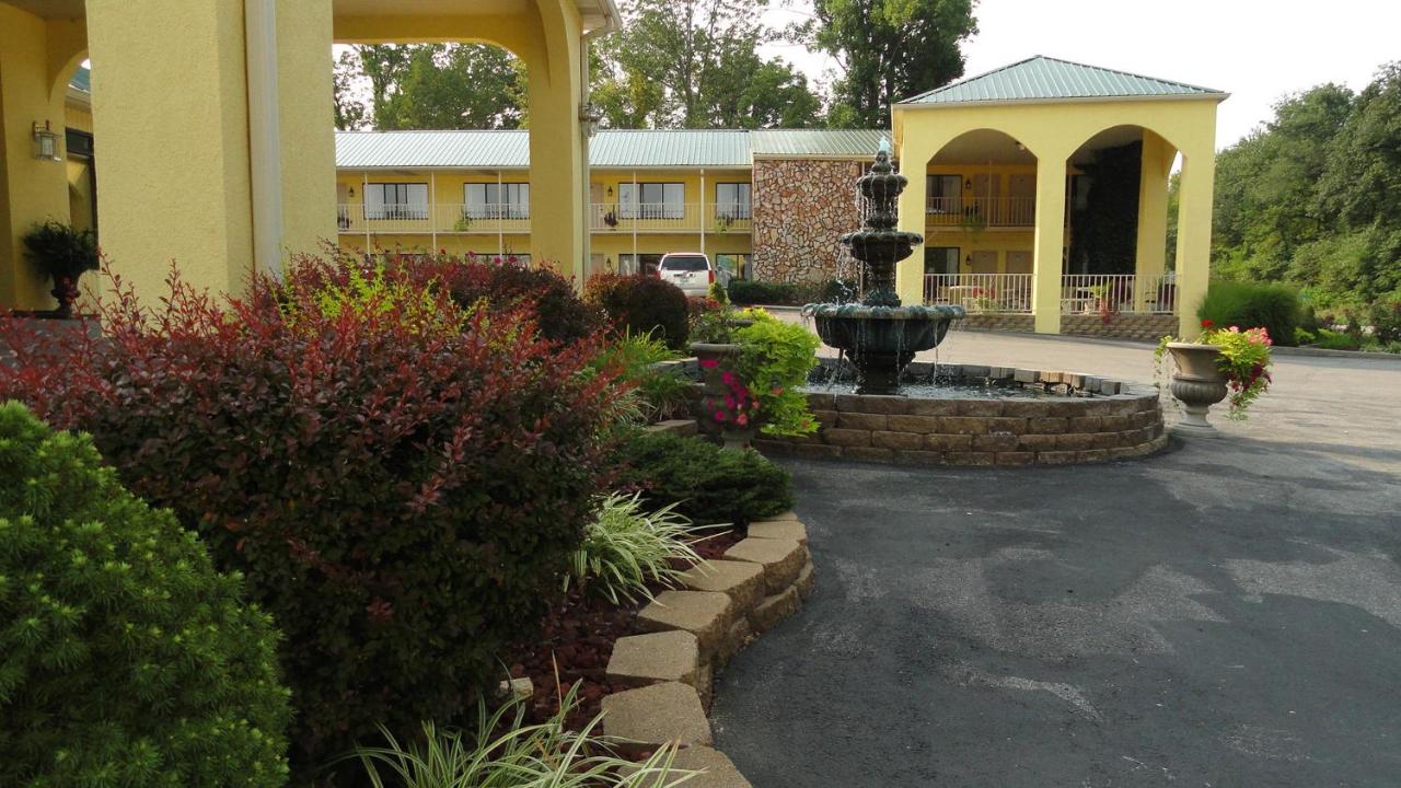 | Golden Manor Inn & Suites