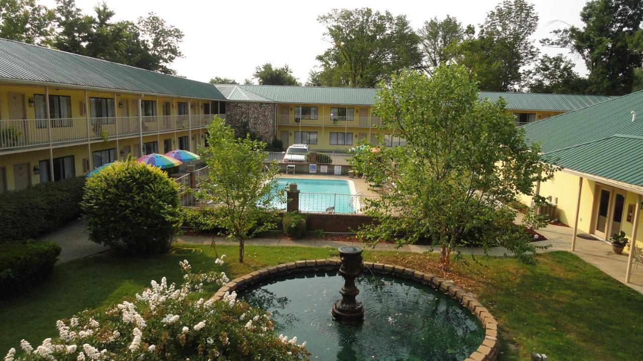 | Golden Manor Inn & Suites