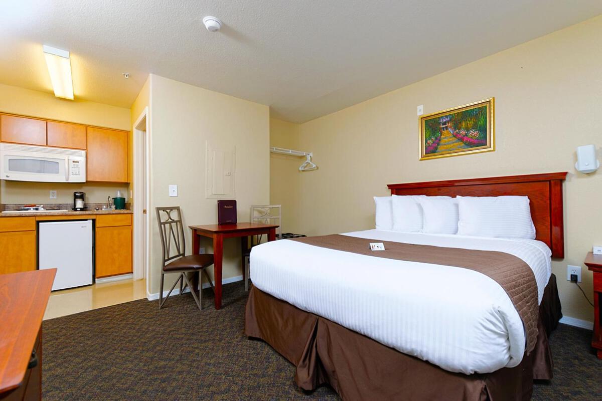 Queen Studio at Siegel Select Casa Grande