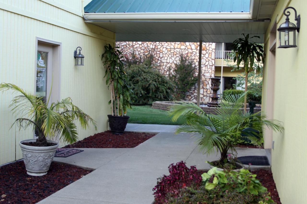 | Golden Manor Inn & Suites