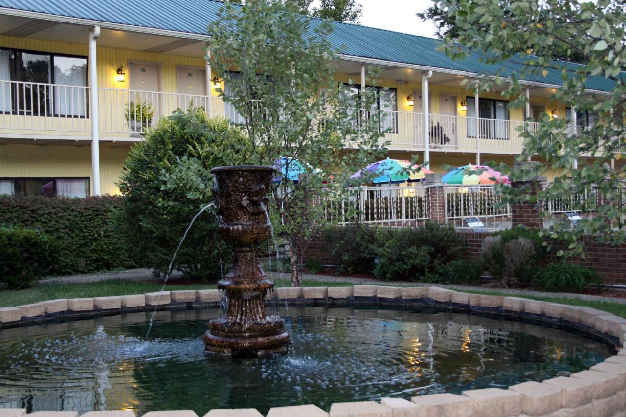 | Golden Manor Inn & Suites