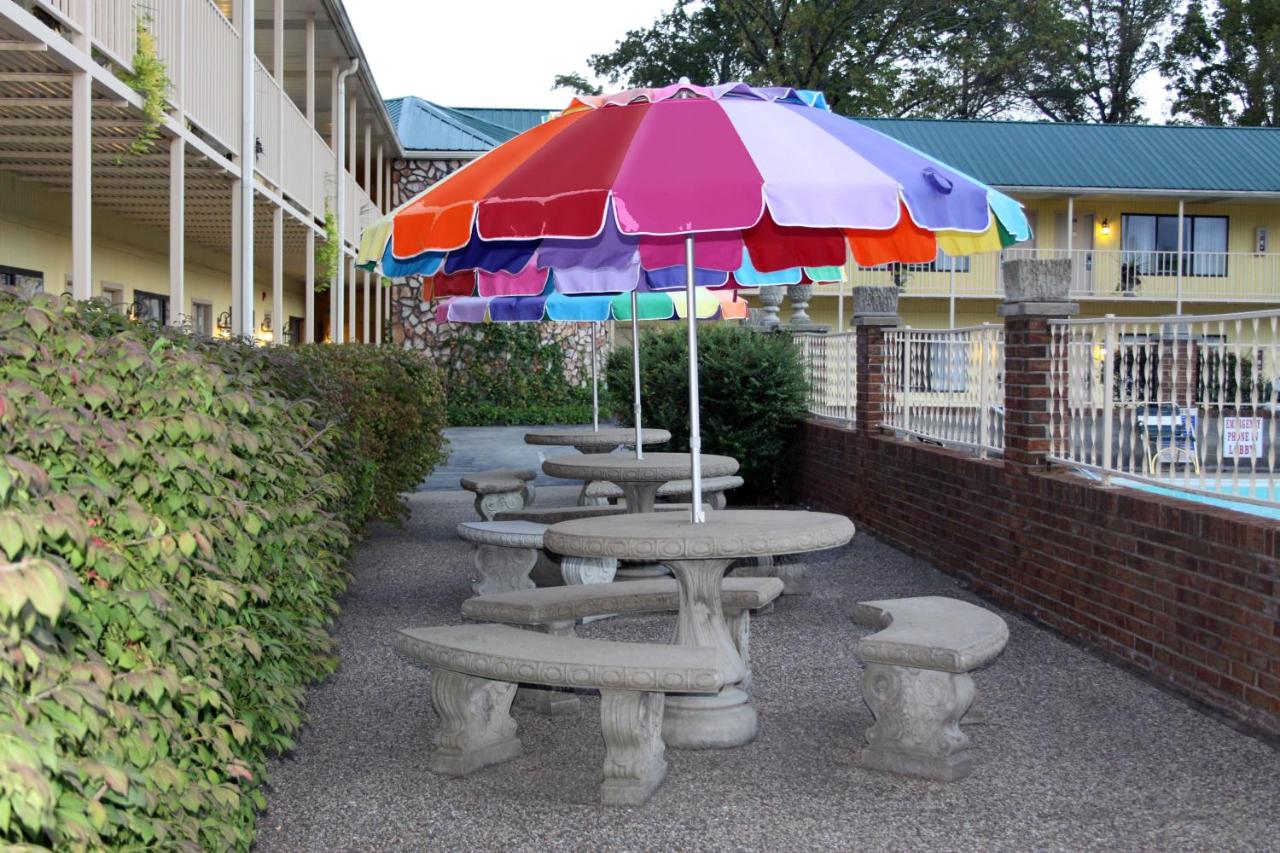 | Golden Manor Inn & Suites