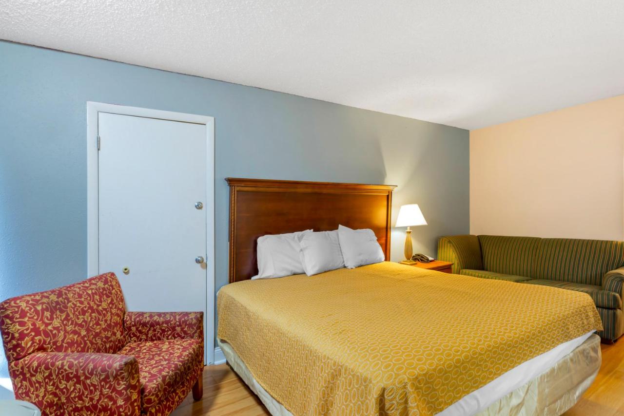 Standard King Room with Sofa Bed - Smoking at Rodeway Inn Colonial Heights I-95