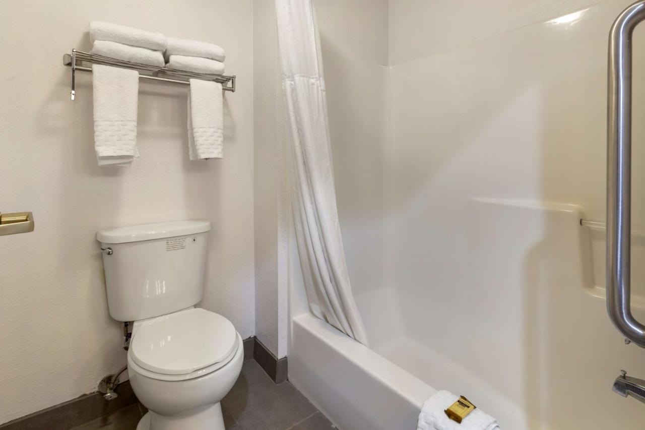 King Room with Bath - Disability Access/Non-Smoking at Best Western Plus South Hill Inn