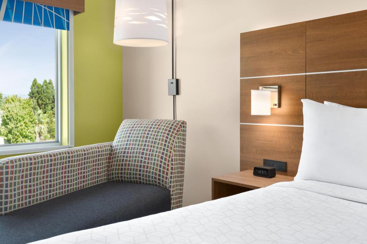 | Holiday Inn Express & Suites - Ukiah, an IHG Hotel