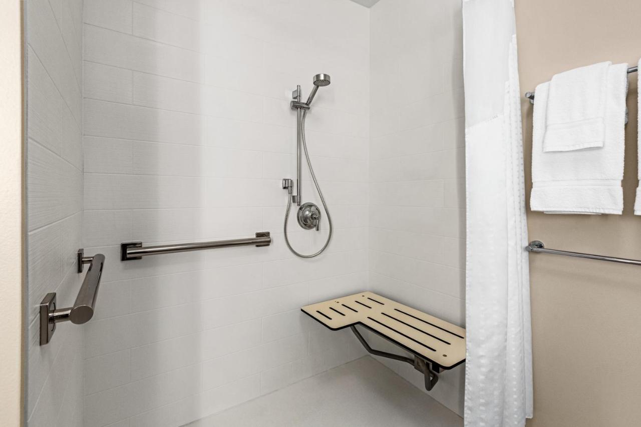 | Holiday Inn Express & Suites - Ukiah, an IHG Hotel