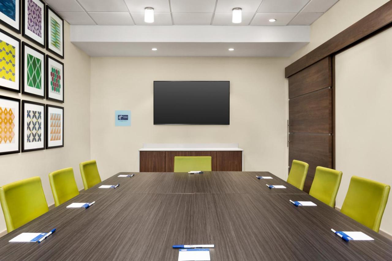 | Holiday Inn Express & Suites - Ukiah, an IHG Hotel