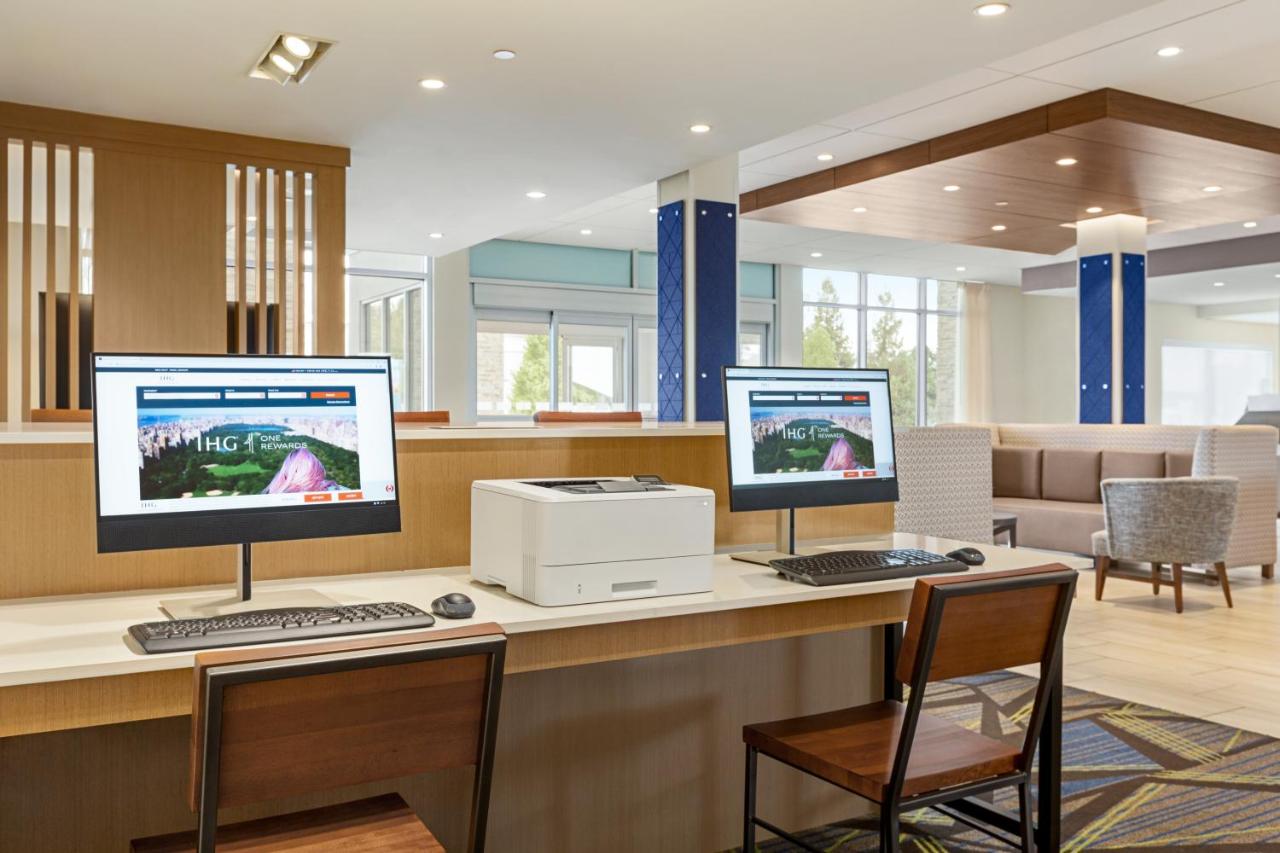 | Holiday Inn Express & Suites - Ukiah, an IHG Hotel