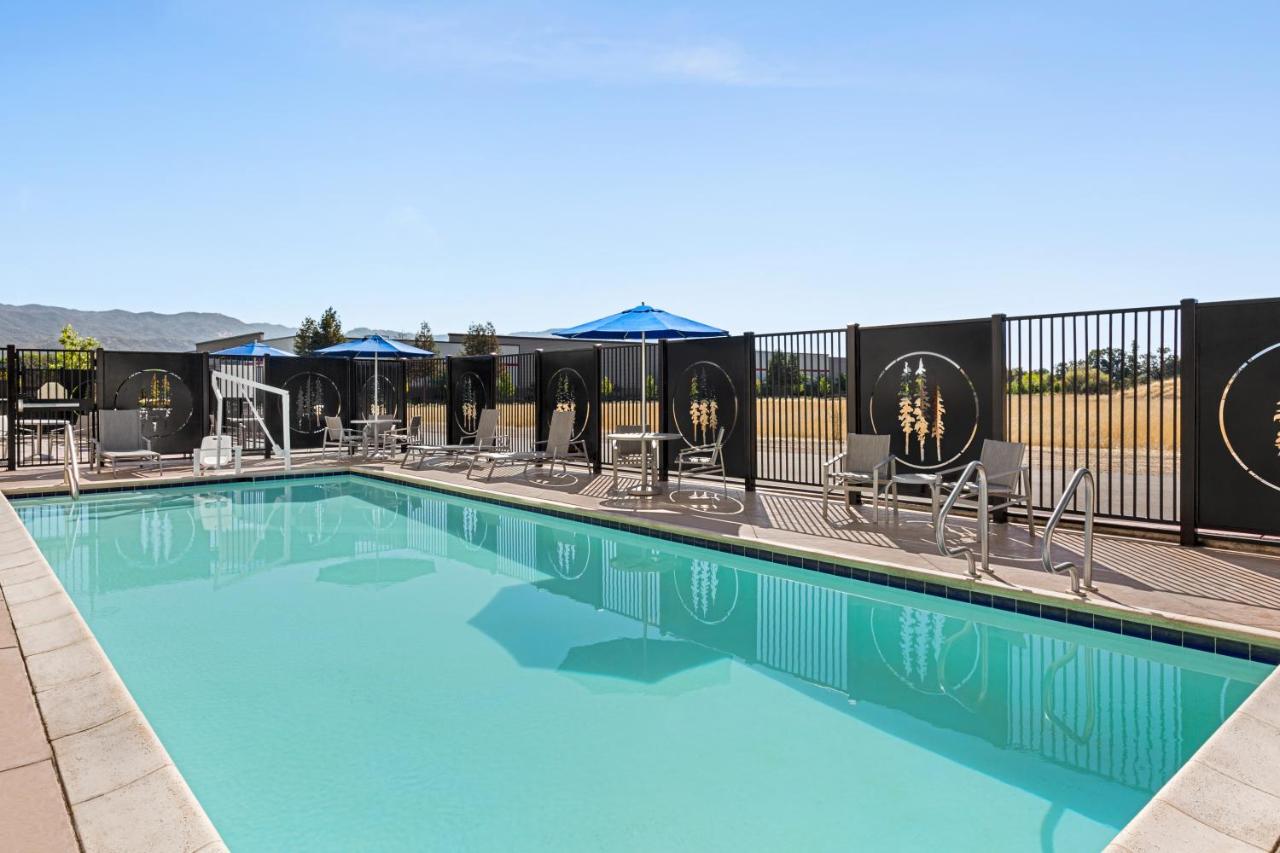 | Holiday Inn Express & Suites - Ukiah, an IHG Hotel