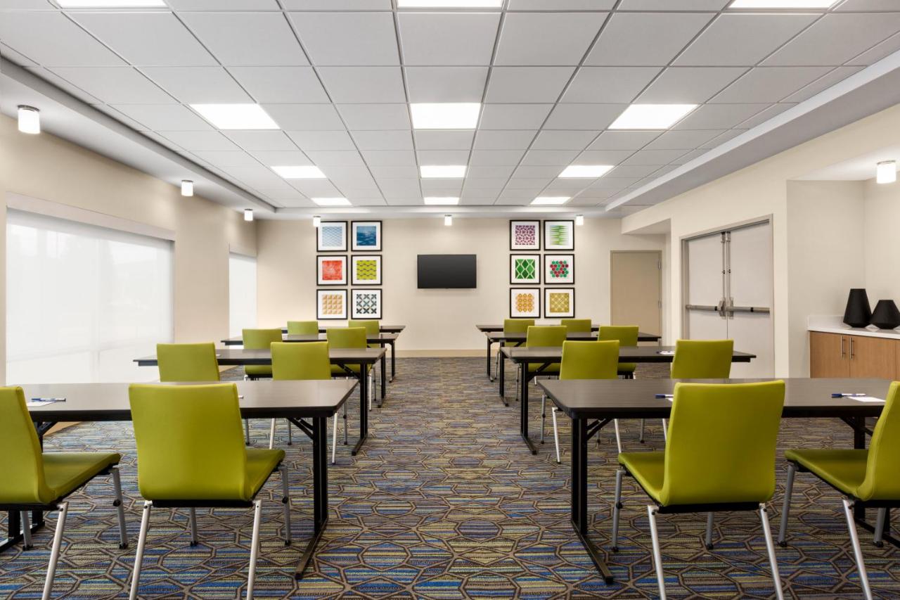 | Holiday Inn Express & Suites - Ukiah, an IHG Hotel