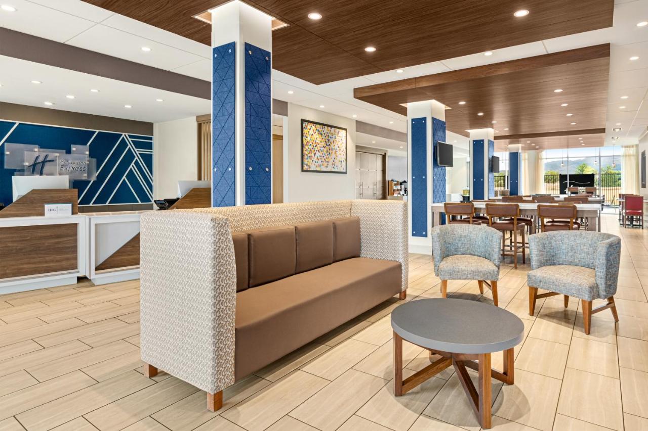 | Holiday Inn Express & Suites - Ukiah, an IHG Hotel
