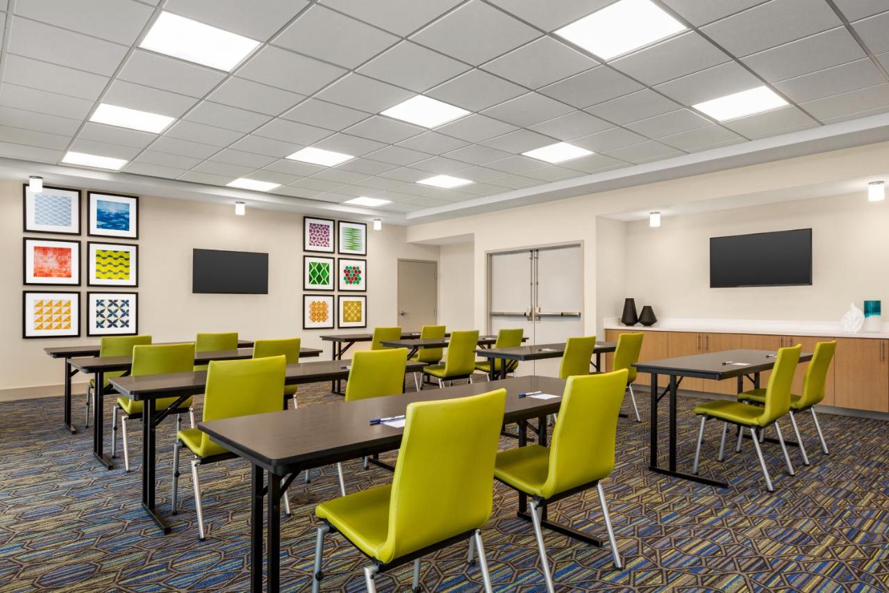 | Holiday Inn Express & Suites - Ukiah, an IHG Hotel