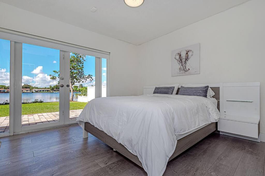 | Miami Luxury House Lake Side Pool & Spa
