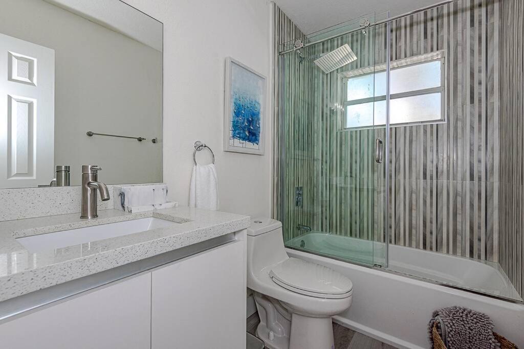 | Miami Luxury House Lake Side Pool & Spa