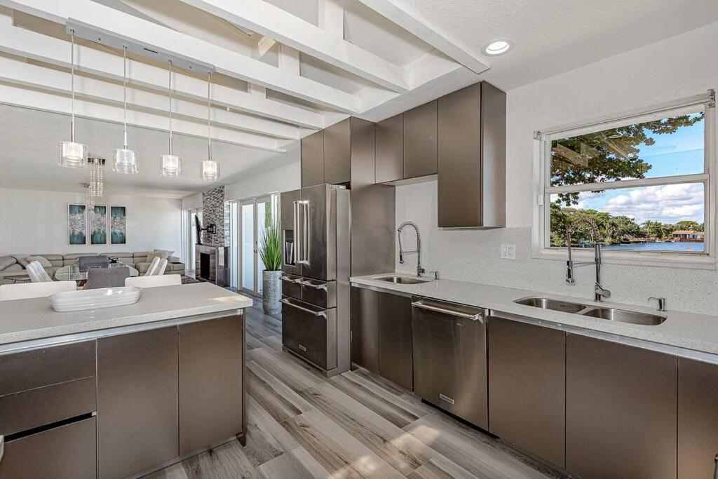 | Miami Luxury House Lake Side Pool & Spa