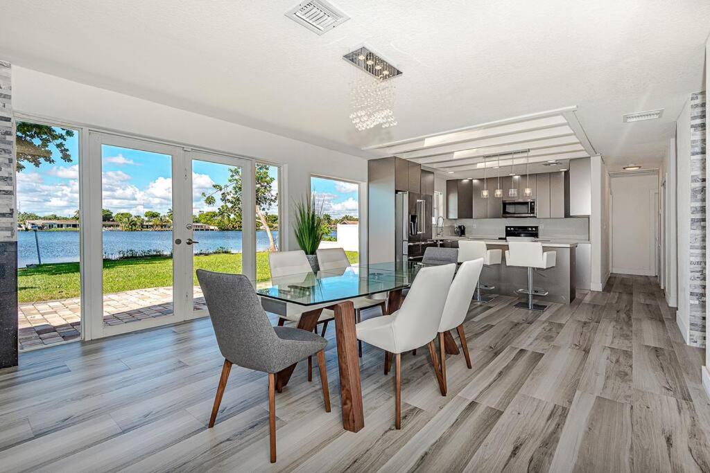  | Miami Luxury House Lake Side Pool & Spa