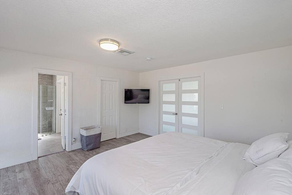 | Miami Luxury House Lake Side Pool & Spa
