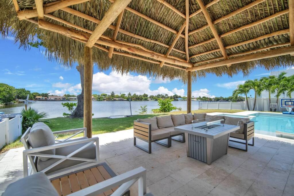  | Miami Luxury House Lake Side Pool & Spa