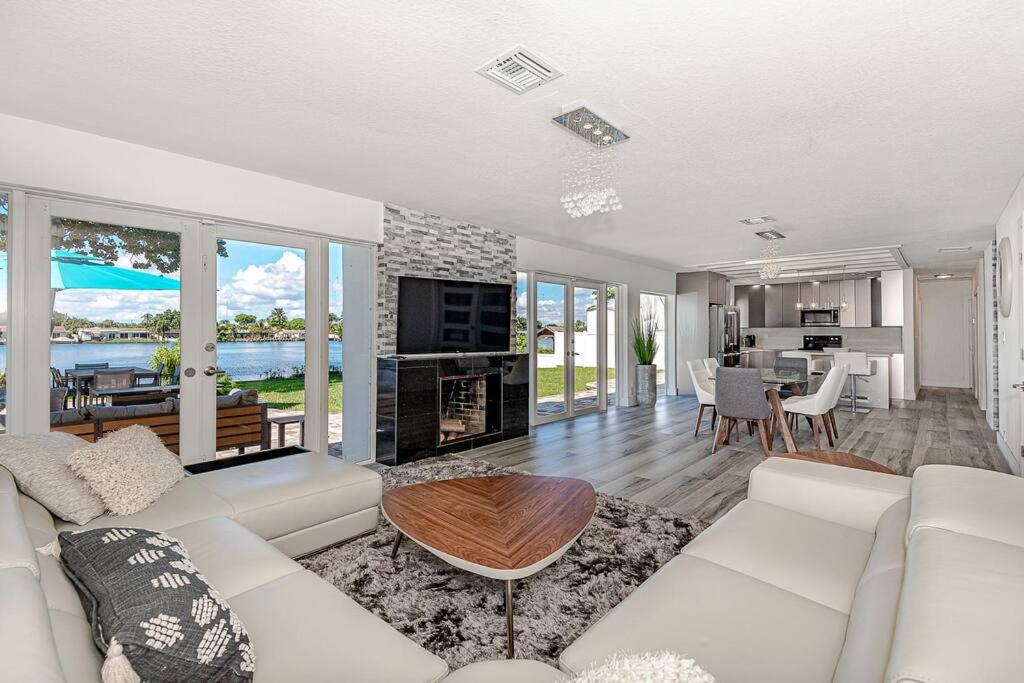 | Miami Luxury House Lake Side Pool & Spa