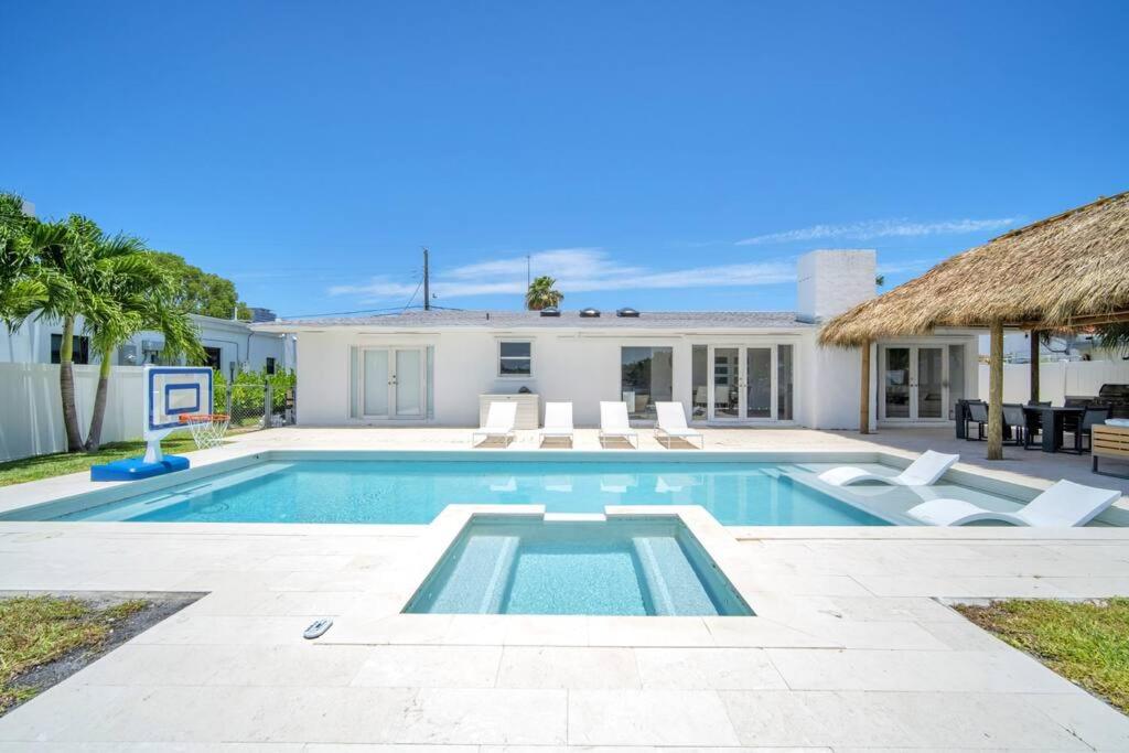 | Miami Luxury House Lake Side Pool & Spa