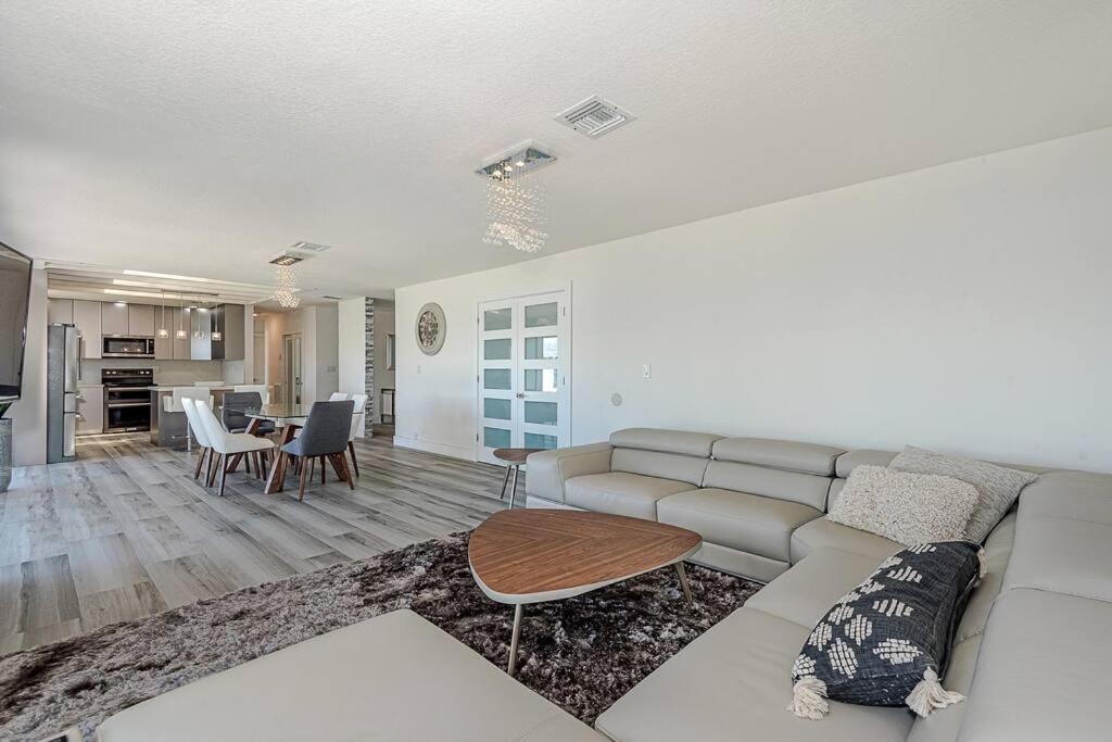 | Miami Luxury House Lake Side Pool & Spa