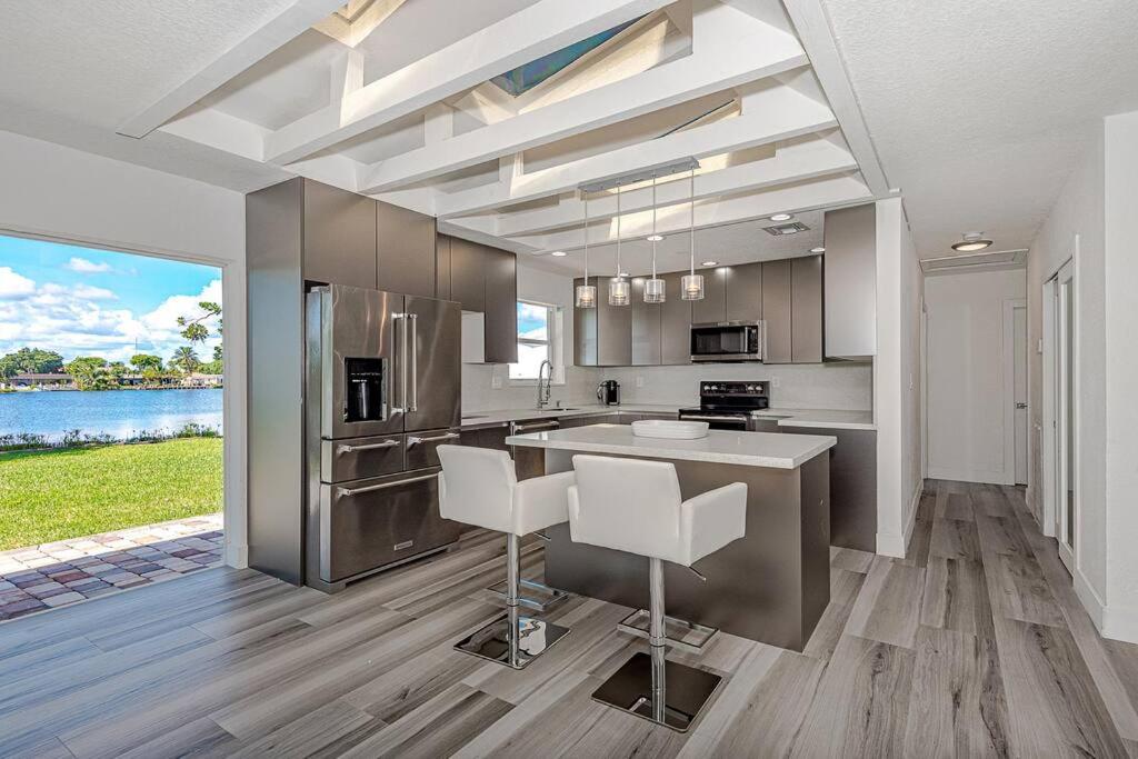  | Miami Luxury House Lake Side Pool & Spa