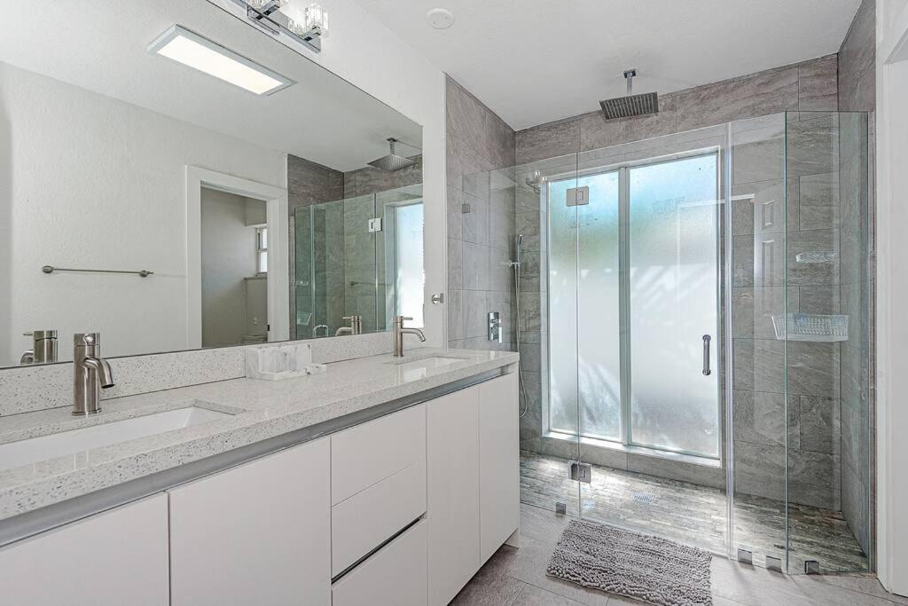 | Miami Luxury House Lake Side Pool & Spa