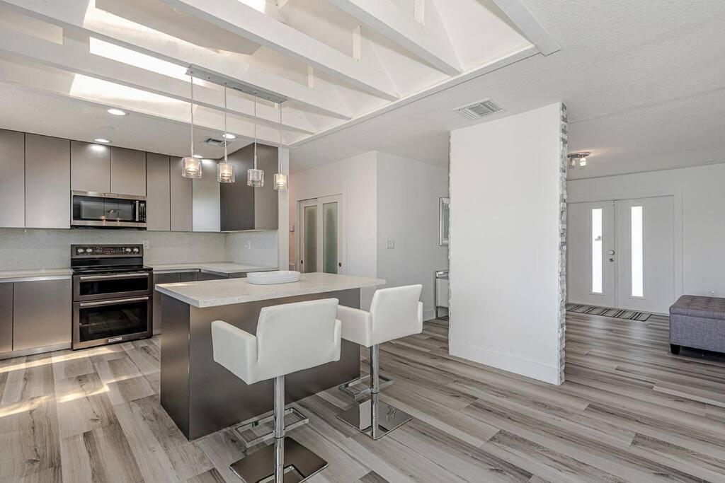 | Miami Luxury House Lake Side Pool & Spa
