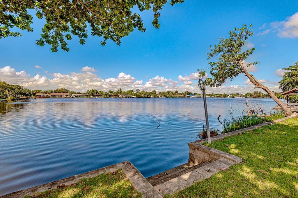 | Miami Luxury House Lake Side Pool & Spa