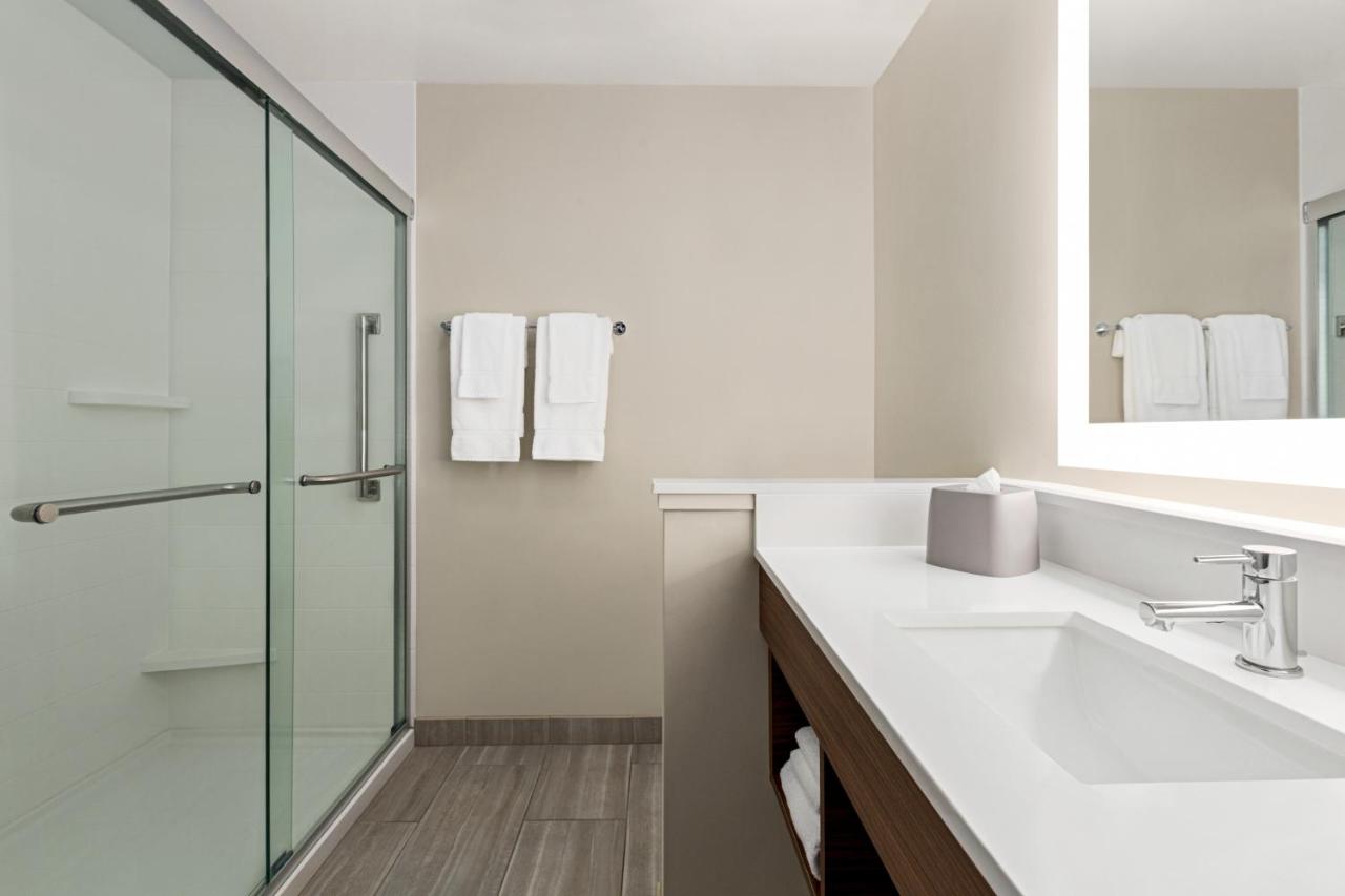 | Holiday Inn Express & Suites - Ukiah, an IHG Hotel