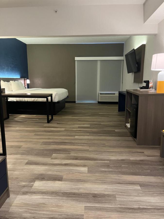 King Suite - Accessible/Non-Smoking at Comfort Suites Clearwater - Dunedin