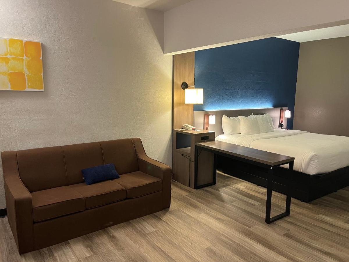King Suite - Accessible/Non-Smoking at Comfort Suites Clearwater - Dunedin