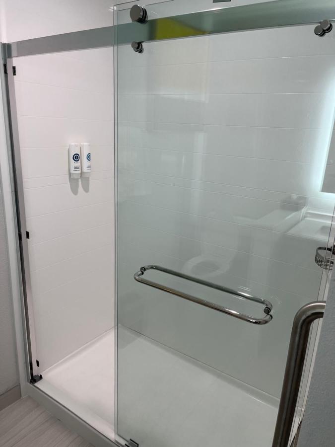 Queen Suite with Bay View at Comfort Suites Clearwater - Dunedin