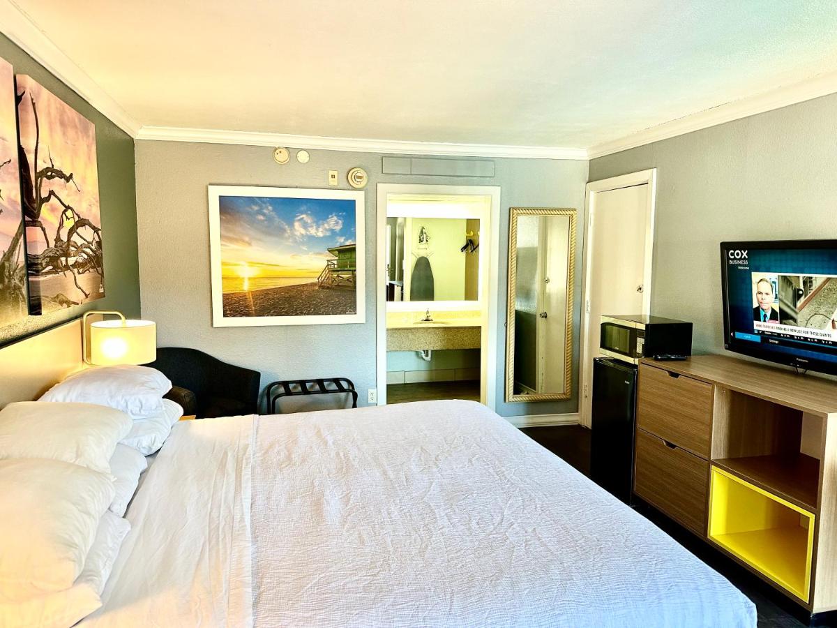 Executive King Room - Non-Smoking at Days Inn by Wyndham Pensacola - Historic Downtown