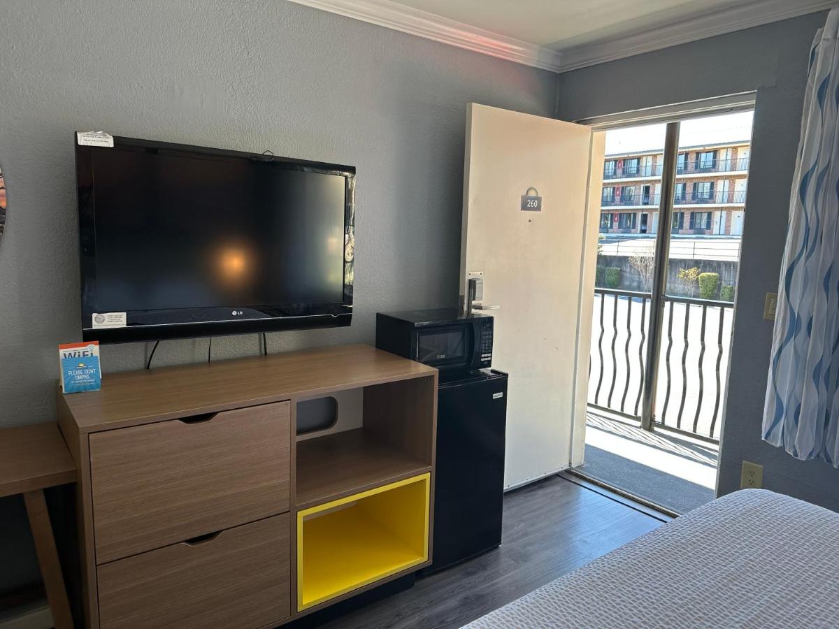 King Room - Non-Smoking at Days Inn by Wyndham Pensacola - Historic Downtown