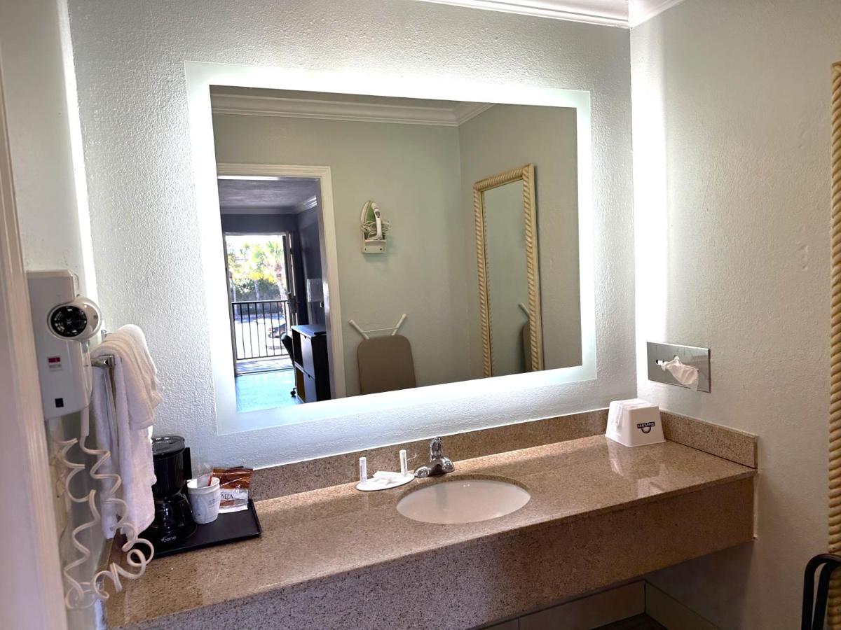 Executive King Room - Non-Smoking at Days Inn by Wyndham Pensacola - Historic Downtown