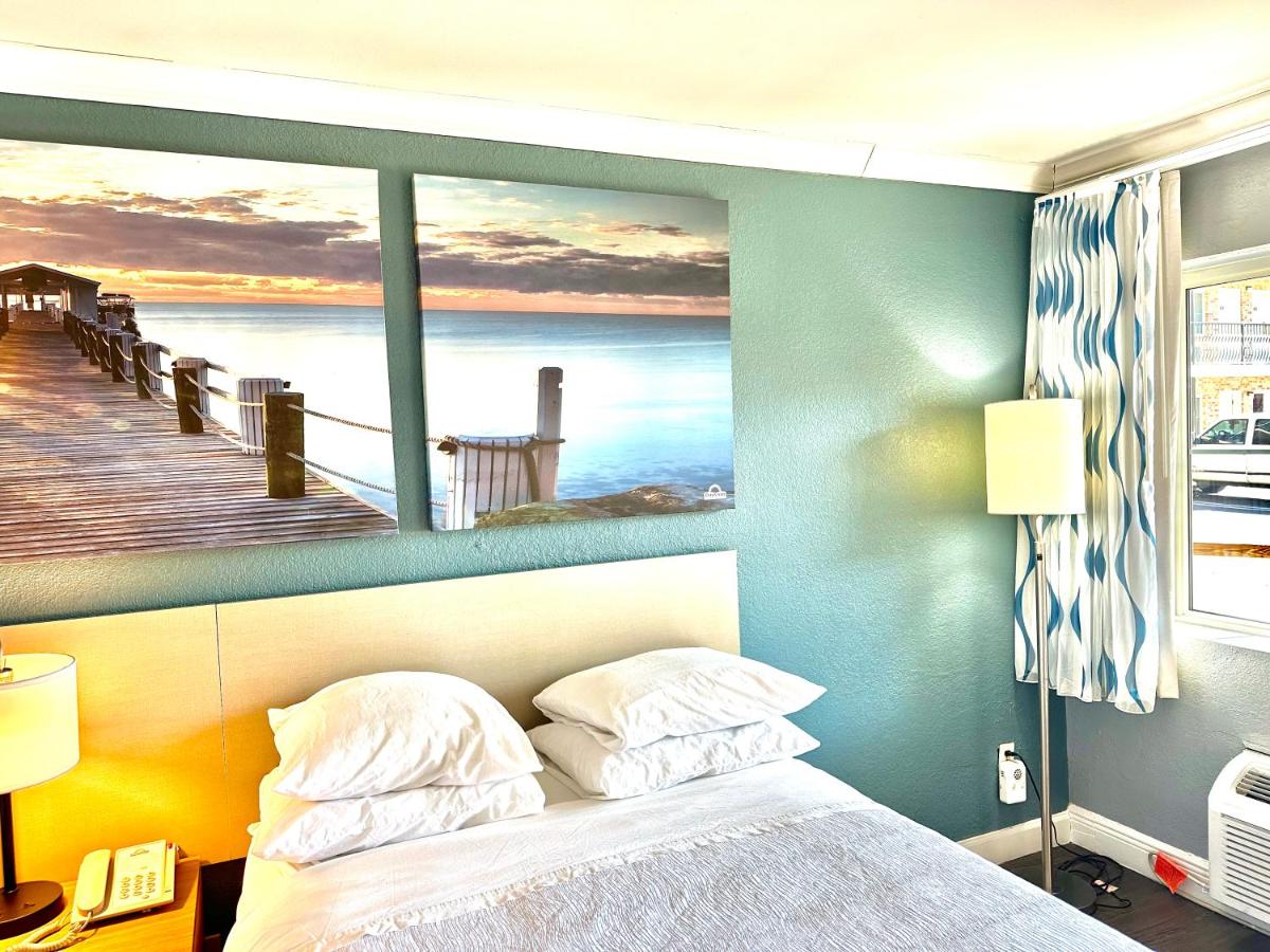 Double Room with Two Double Beds and Bath Tub - Mobility Accessible/Non-Smoking at Days Inn by Wyndham Pensacola - Historic Downtown