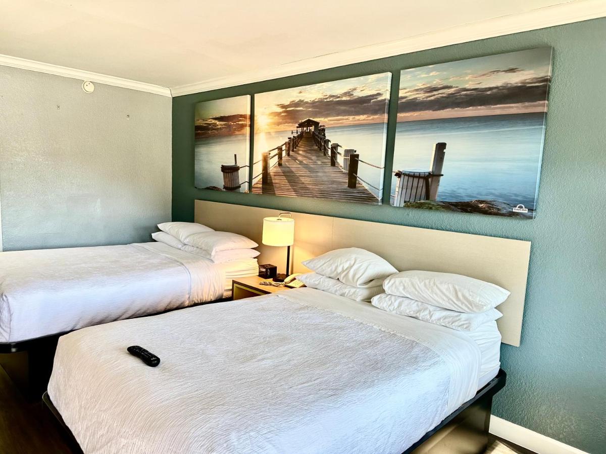 Double Room with Two Double Beds and Bath Tub - Mobility Accessible/Non-Smoking at Days Inn by Wyndham Pensacola - Historic Downtown