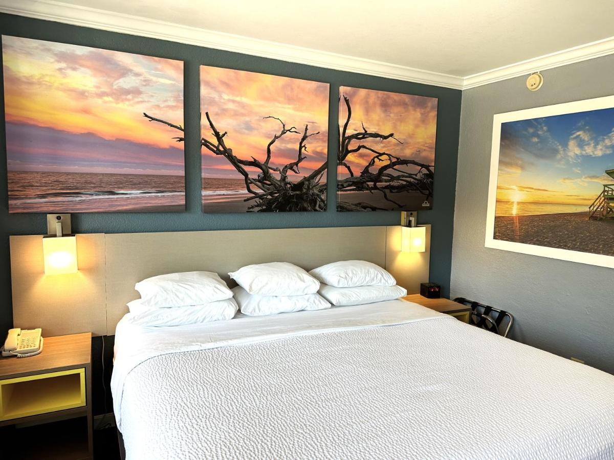 King Room with Roll-in Shower - Mobility Access/Non-Smoking at Days Inn by Wyndham Pensacola - Historic Downtown