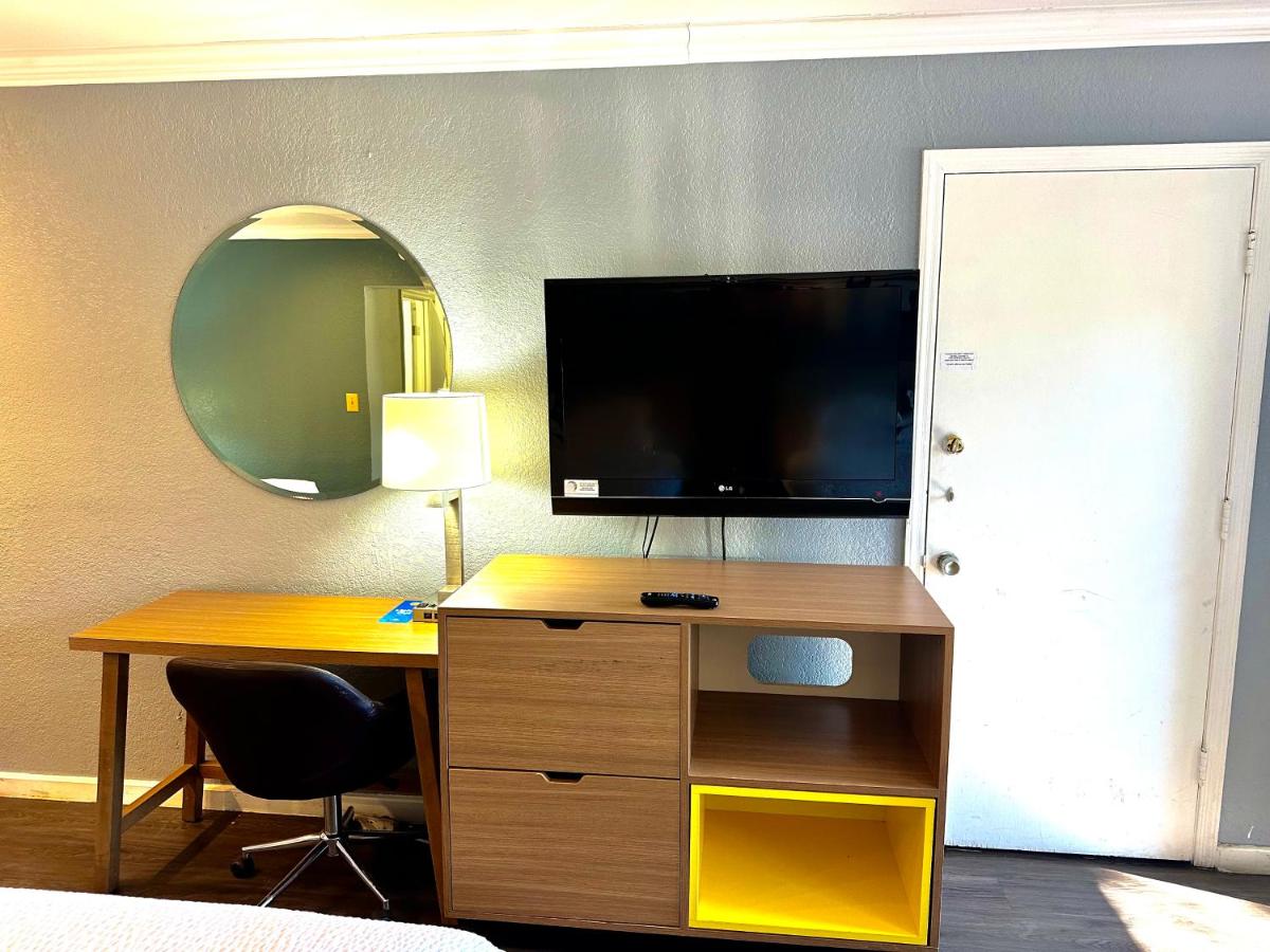 Double Room with Two Double Beds - Smoking at Days Inn by Wyndham Pensacola - Historic Downtown