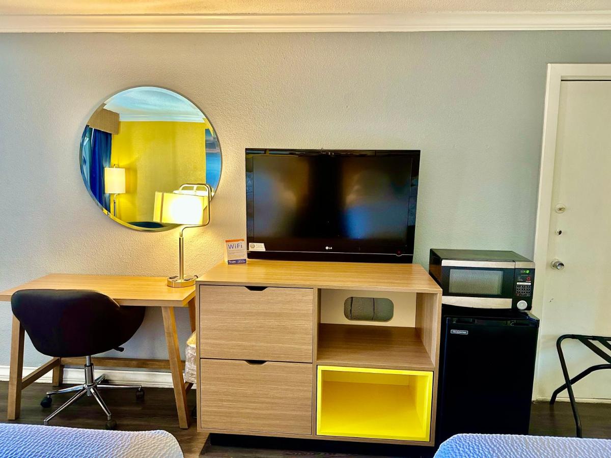 King Room with Roll-in Shower - Mobility Access/Non-Smoking at Days Inn by Wyndham Pensacola - Historic Downtown