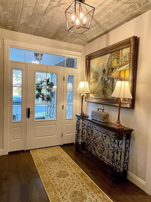 | Cheerful and stylish home with amazing kitchen!
