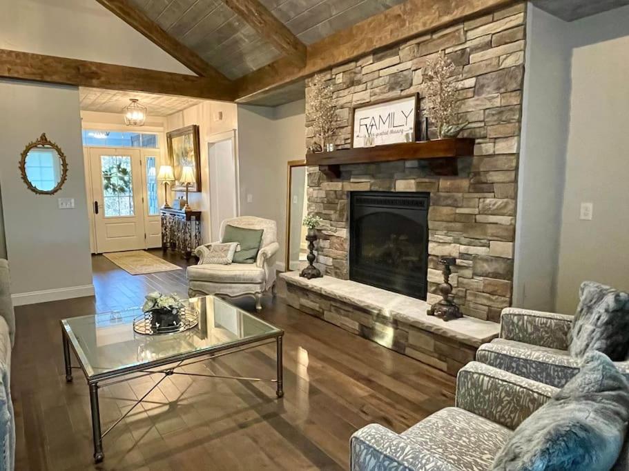 | Cheerful and stylish home with amazing kitchen!