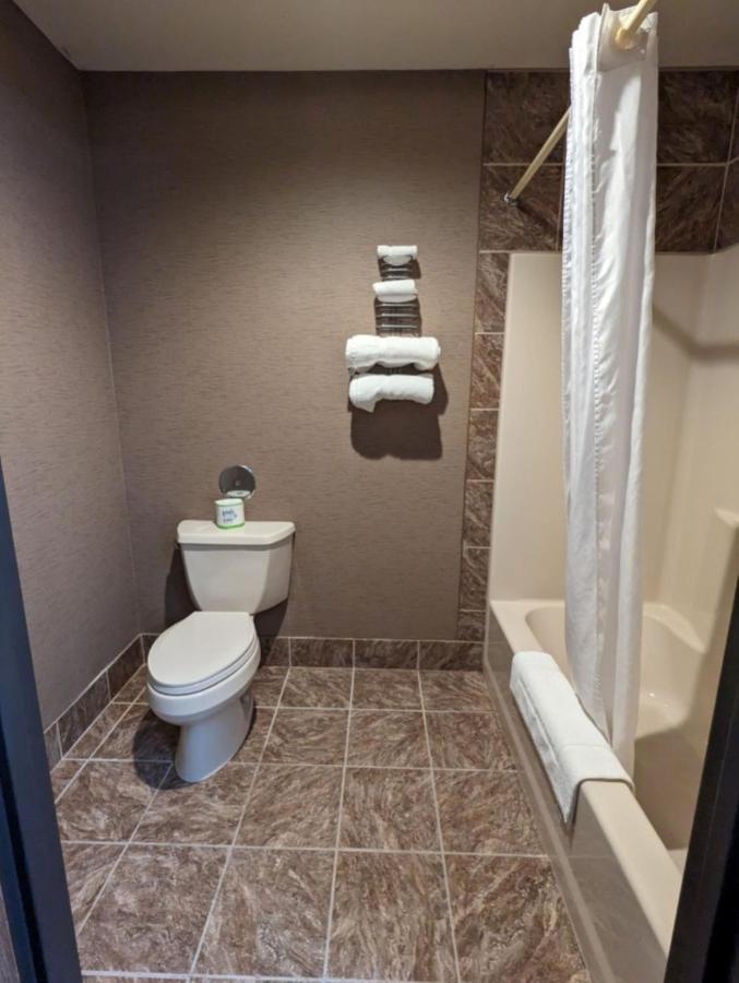 King Room at Woodfield Inn and Suites