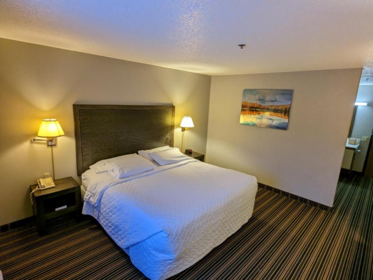 King Room at Woodfield Inn and Suites