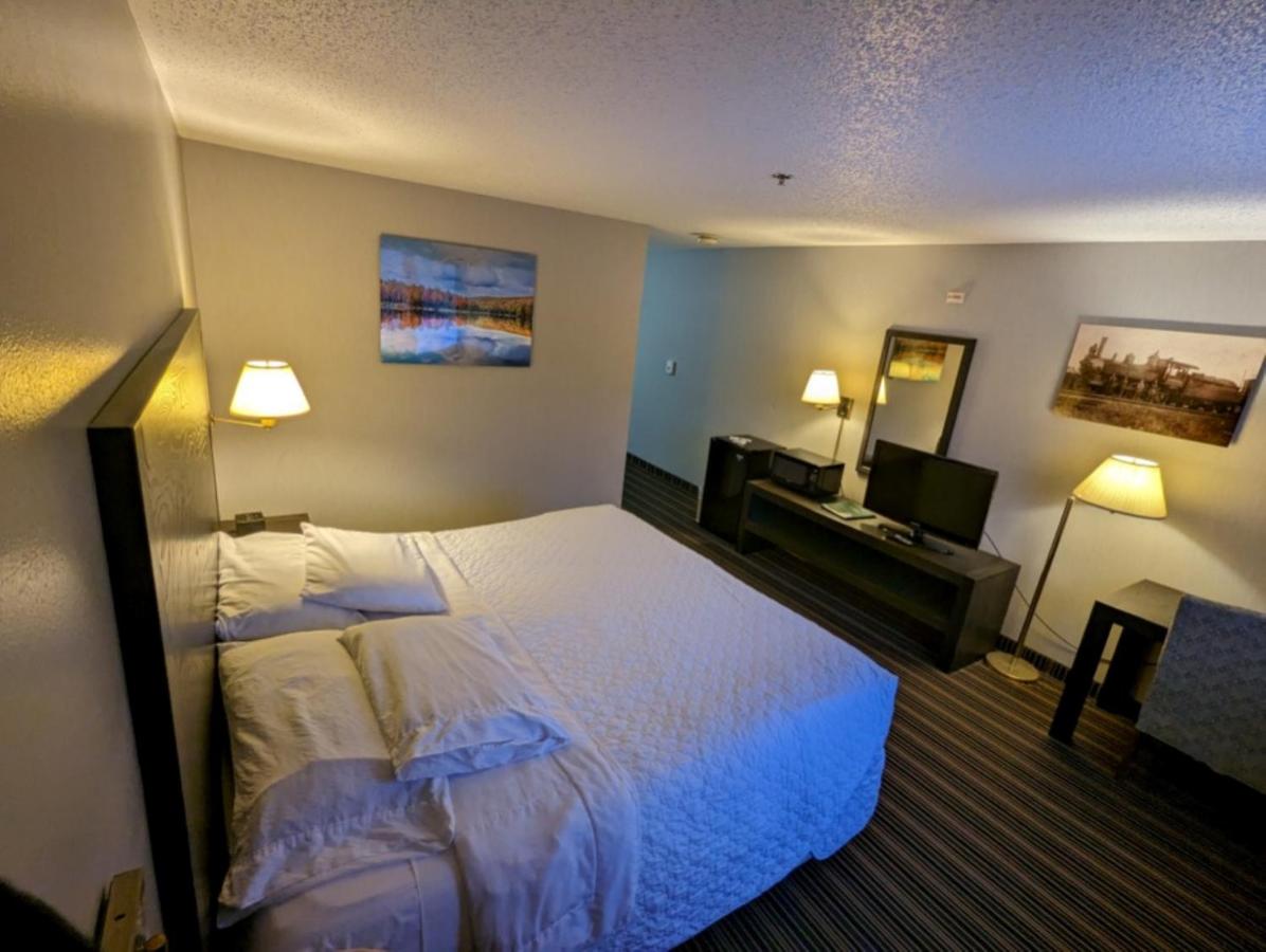 King Room at Woodfield Inn and Suites
