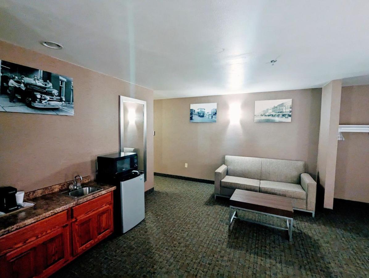 King Suite at Woodfield Inn and Suites